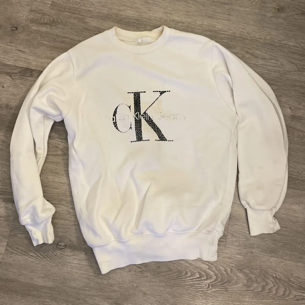Super snygg vit sweatshirt från Calvin Klein. Trycket är slitet därav priset. Pris kan diskuteras . Tröjor & Koftor.