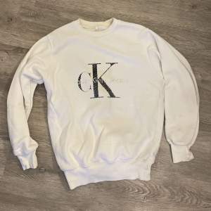 Super snygg vit sweatshirt från Calvin Klein. Trycket är slitet därav priset. Pris kan diskuteras 