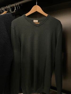 V- ringad John Henric tröja - Supersnygg V-ringad John Henric tröja. Inga täcken på användning. M men sitter lite right rekommenderas för de som har S.