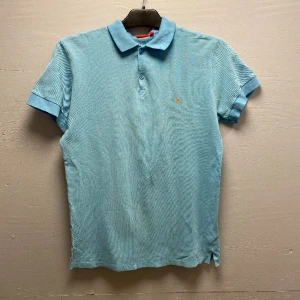 J.lindeberg piké  - Mycket fin j.lindeberg piké i färgen ljusblå storlek s