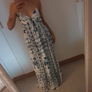 Klänning  - Jättefin  sommarklänning, säljer pga att den blivit stor runt bysten. Använts endast 4 gånger. Jag är 155cm, och den är ej köpt på" petite avdelning" där av  ser extra lång ut på mig. Banden på klänningen går att spänna. Storlek 38(M) men skulle säga M-L