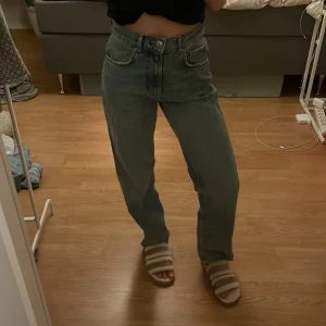 Snygga jeans från Gina Tricot  - Knappt använda jeans🤩 Modellen heter 90’s high waist och har utgått, köpte för 599kr