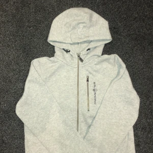 Sail racing hoodie - Säljer min gamla sail racing hoodie då den är alldeles för liten storlek 160, ny pris 1000 säljer min för 400 pris går att diskutera 