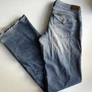 Lågmidjade lee jeans  - Säljer då de blivit lite stora i midjan på mig :(, väldigt långa i benen! Innerbenslängd 84 cm och midjemåttet tvärsöver är 41 cm. Byxorna är uppsprättade längst ner därför är det lite ”slitage”✨✨ Pris kan diskuteras 💕