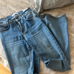 Mid waist jeans - Snygga mid waist bootcut från pull and bear!!