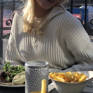 Zip-tröja - Vit stickad Zip-tröja, varmt material och i bra skick🩷