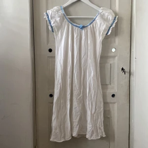 Gulligt nattlinne  - Ett gulligt nattlinne ifrån Thea😍 I storlek 170 cm/ xxs. I bra skick. Kolla gärna mina andra annonser 🩷