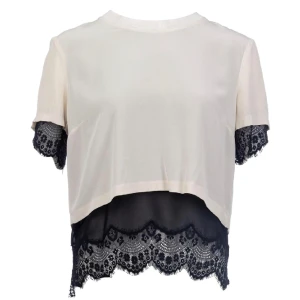 Topp med spets  - Så fin topp från sandro i superbra skick!