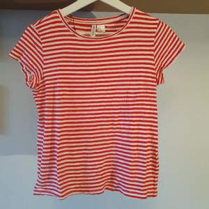 Randig röd topp (t-shirt) från H&M. Mjukt tyg! Liten defekt i form av en lös tråd (se bild 2 & 3), därav priset ❤️