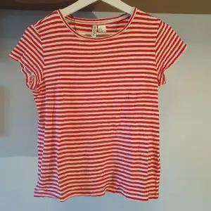 Randig röd topp (t-shirt) från H&M. Mjukt tyg! Liten defekt i form av en lös tråd (se bild 2 & 3), därav priset ❤️