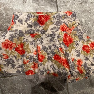 Blommig kjol xs/s - Blommig och fin kjol. Xs/s. Säljer pga stor garderobrensning. Kika gärna på mina andra annonser, säljer mycket. Samfraktar gärna:) 