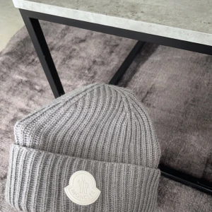 Limiterad Moncler mössa! - Säljer min fina Moncler mössa som knappt går att får tag i, köptes för 3,5 på Moncler i Danmark, äkthetsbevis finns! Kom med bud.