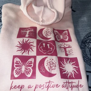 En go munktröja från SHEIN, endast provad - Trycket är på baksidan stl L men känns som  S/m