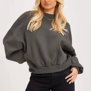 Säljer perfect chunky sweater från Nelly, slutsåld i denna färg på hemsidan🩶 Använd få gånger