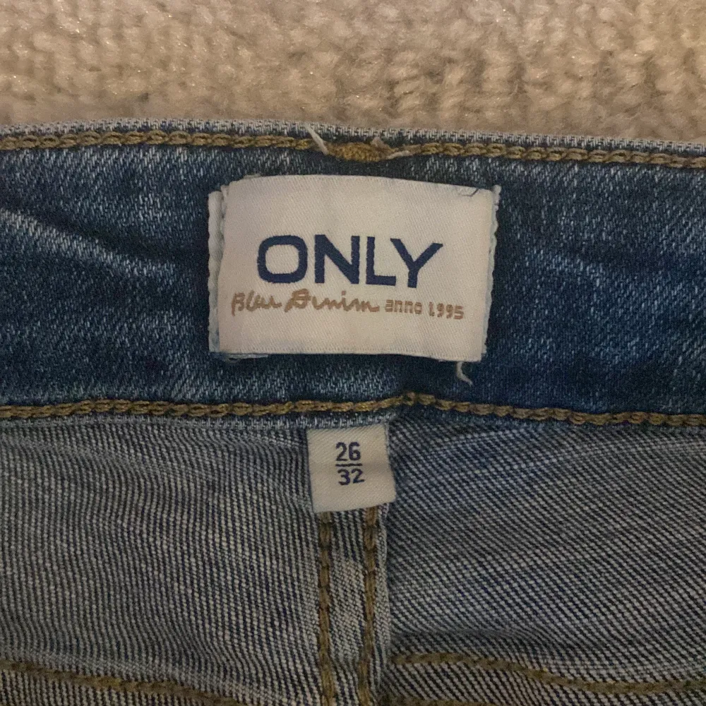 Säljer mina Low waist jeans från ONLY som inte kommer till användning. Köpt för runt 500kr ❤️den är hyfsad använd och har inga skador!  Kontakta innan köp eller för frågor! 💗. Jeans & Byxor.