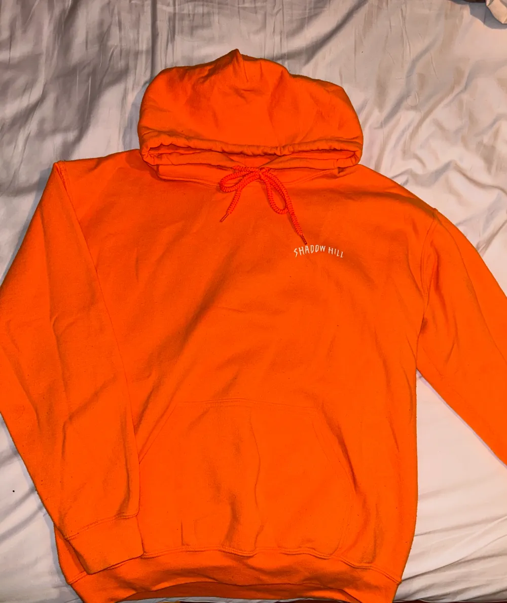 Asball orange hoodie från shadow hill i använt skick. Inga skavanker men har blivit lite nopprig. Har en likadan i svart och det är min favorit hoodie med helt perfekt modell med en lös resor i midjan så det blir en snygg liten oversized look. . Hoodies.