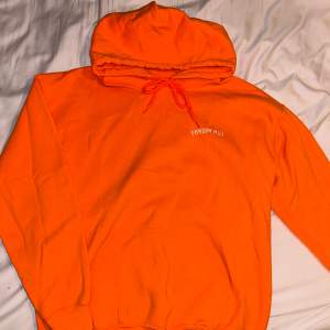 Asball orange hoodie från shadow hill i använt skick. Inga skavanker men har blivit lite nopprig. Har en likadan i svart och det är min favorit hoodie med helt perfekt modell med en lös resor i midjan så det blir en snygg liten oversized look. 