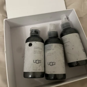Ugg rengöringskit - Set med rengöring till uggs. Använd 1 gång flaskorna är fulla. Borstarna medföljer inte men går att använda vilka som helst. Nypris 699kr. Får dina uggs att se helt nya ut ✨ Dom är smutsiga då ja haft annan färg i samma låda. 
