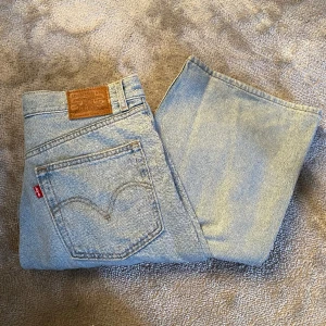 Levi's high loose jeans - Levi's jeans använda fåtal ggr. Ljusblå med långa vida ben och hög midja. 