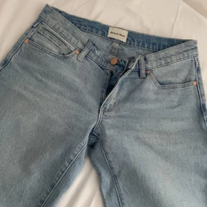 Nya Abrand jeans🫶 - Säljer snyggaste low jeansen från Abrand då dom inte kommer till användning! Använda 1 gång så helt i nytt skick, köpta för 1000 kr på carlings men denna färgen är slutsåld i alla storlekar,  passar nån som e ca 165-172, bara att skriva vid funderingar🫶🫶