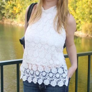 Halterneck top - Beställningar görs via vår hemsida: thrifteddesign.one.   En broderad vit halterneck topp som knäpps i ryggen och knyts runt halsen med ett vitt band.