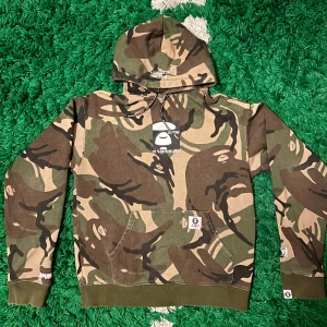 AAPE hoodie - Säljer denna fina hoodie ifrån AAPE för endas 299:-. Köpt på Selfridges i London, nypris 1500:-. Den är i perfekt skick 