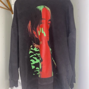 Billie eilish merch - Denna köpte jag på H&M för ungefär 3 år sedan, den är mkt använd, denna har varit en favorit och vart igenom mkt! Den är fof i bra skick dock!