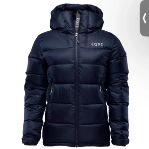 Jacka  - Jätte snygg jacka i marin blå. Säljs eftersom den inte kommer till någon användning. Jätte mysig och varm, perfekt till vintern. Har i storlek S. Nypris 1700kr 