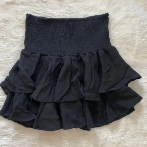 Volangkjol - Säljer denna fina kjol från shein, använd fåtal gånger. Kan användas som topp också ❤️