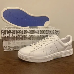 Premiata Skor - Sprillans nya Premiata skor, helt oanvända! Vid köp ingår originalbox och dustpapers. Nypriset på denna sko är runt 3500 kr så detta är en sjuk steal!       Sulan ger också lite loubs - vibes sådära😜