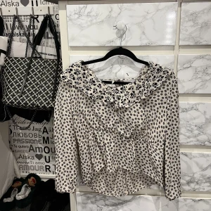 Blus  - Supersöt blus från ett märke som heter Ivy & Oak, storlek S och i nyskick! Superfin i ryggen då den är lite öppen. 160kr+ frakt 