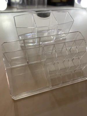 Sminkhållare - Båda dessa för priset. De är använda, inte längre (kommer att tvättas mer innan dem postas) ena är lite skadad, ses på sista bilden.