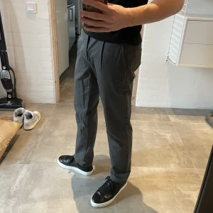 Bondelid kostymbyxor relaxed  - Riktigt sköna kostymbyxor som är relaxed och passar bra till skola/jobb. Storlek 46. Skicket är bra då dem bara använts fåtal gånger.