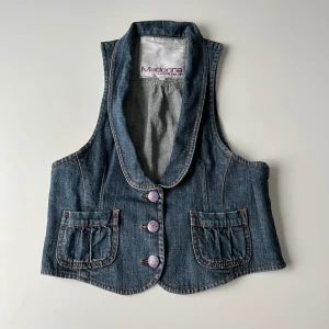 Jeansväst - Mörkblå jeansväst. Storlek L, passar också M 💕