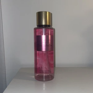 Victoria’s secret body mist  - hej nu säljer jag denna goda doft från Victoria secret, den passade inte mig i lukten och har därför inte kommit t användning bara testad en gång💞 