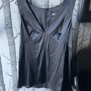Dolce&gabbana topp - Satin topp från Dolce&gabbana som tyvärr inte kommer till användning… står ingen storlekslapp i plagget men sitter som en M på:)