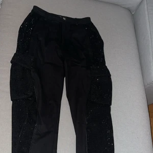 Glitter Cargo pants - Säljer mina skiiittsnygga byxor ifrån Maniere de Voir, Väldigt unika skulle jag säga. användt en gång. Passar perfekt för fest eller varför inte till nyår, storlek S 🖤🖤 nypris 1000 kr 