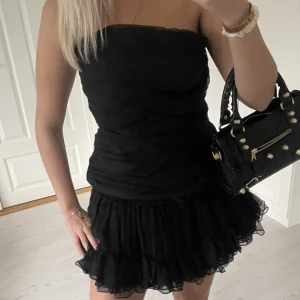 Svart klänning  - Liknande maje klänning, super snygg! Köpt för 1300 och kommit till användning 1 gång💓perfekt till nyår eller sommaren 