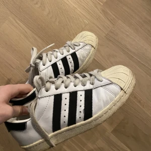 adidas sneakers  - Säljer mina skor från adidas❤️ 