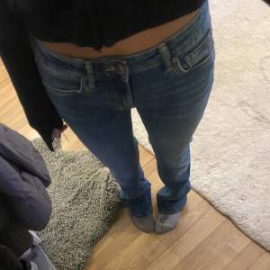 Säljer dessa skit snygga jeans från zara! Storlek 32 säljer för 199!❤️