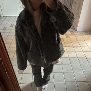 Mönstrad jacka  - Jättefin mönstrad jacka med knappar ifrån monki (typ kappliknande). Nypris på ca 600-700kr men jag säljer för 300kr. Priset kan dock diskuteras! 