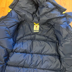 Fjällräven  - Säljer min Fjällräven jacka som fick i present p.g av storleken inte passar . Aldrig använd , ny priss 6999kr
