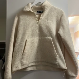 Teddykofta  - En beige teddykofta från /stay i storlek S. Inget fel på den.   Tänk på att betalning sker INNAN paketet är postat. När betalningen är genomförd skickas en bild på Spårningsnummer och postbevis och du kan följa din leverans. 