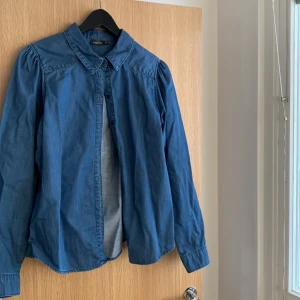 Jeansskjorta  - Snygg jeansskjorta från Kappahl säljes. Helt oanvänd. Strl 44 ☀️ 