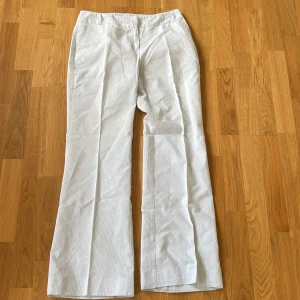 Lågmidjade kostymbyxor  - Randiga lågmidjade kostymbyxor😍Så snygga men tyvärr för små för mig. Midjemått: 74cm Innerben: 78cm