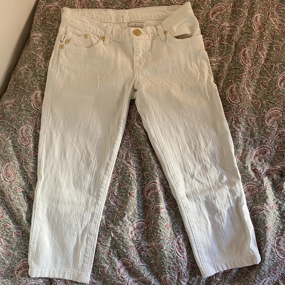 Coola Victoria Beckham trekvarts jeans! Lågmidjade och i bra skick. (Går att klippa till shorts ifall man inte vill ha trekvarts) . Jeans & Byxor.