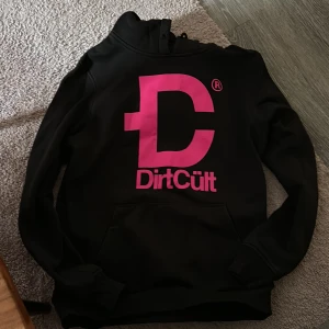 DirtCült hoodie - Fint skick, använd fåtal ggr