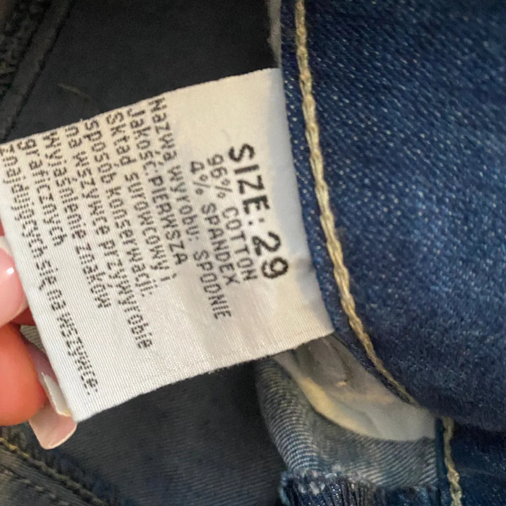 Storlek 29/S. Säljs då de tyvärr är för små för mig. Coola fickor och jättefint skick!! Älskar även washen! För fler bilder/info skriv i DM😇💓. Jeans & Byxor.