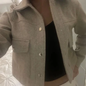 Beige kappa/jacka från zara  - Jackan är i nyskick den har kommit till användning 2/3 ggr. Kom privat för mer bilder eller information🤍