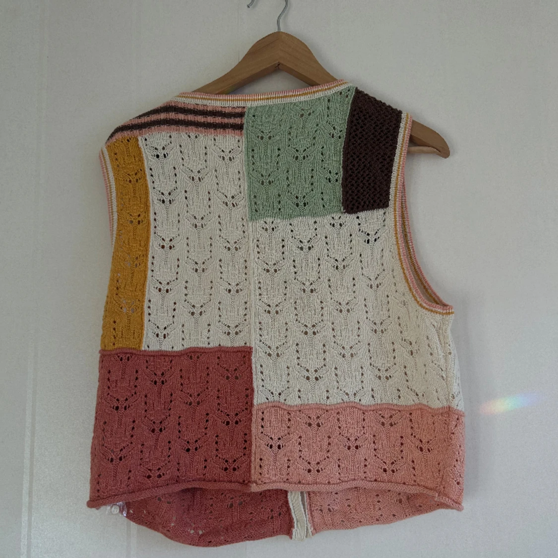 Färgglatt väst ifrån american eagle  - 91